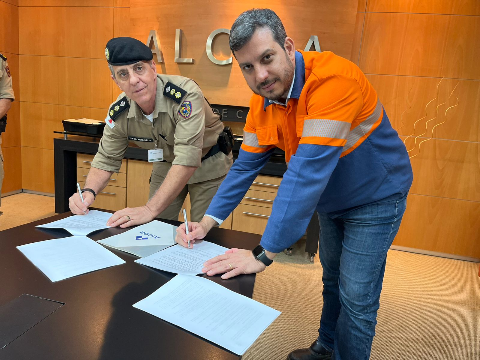 Ten.Cel. André Luís da Silva, comandante do 29º BPM, e Rodrigo Giannotti, diretor da Alcoa, formalizam a assinatura do Termo de Doação entre as instituições